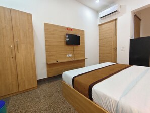 Deluxe Room | Meja, ruang kerja komputer riba 