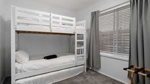 3 bedrooms, desk, free WiFi, bed sheets