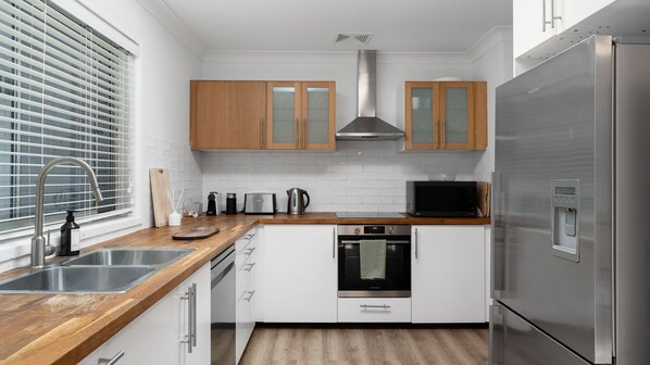 Kühlschrank, Mikrowelle, Ofen, Herdplatte