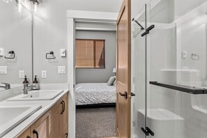 Hair dryer, towels - Modern 3 bedroom Open Concept Townhome, Large Balcony with Hot Tub & Sun Peaks Best Views (Sun Peaks)