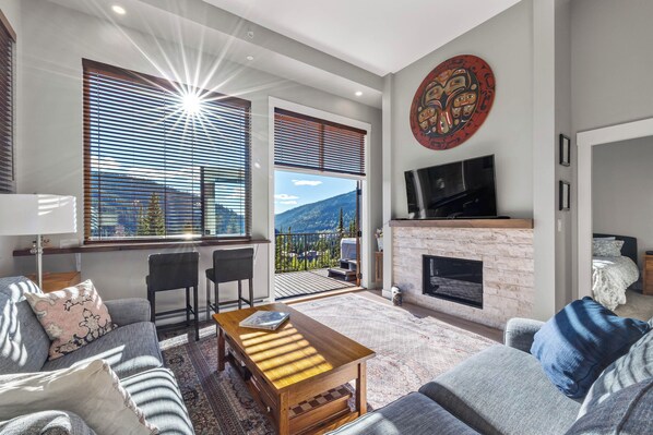 TV, fireplace - Modern 3 bedroom Open Concept Townhome, Large Balcony with Hot Tub & Sun Peaks Best Views (Sun Peaks)