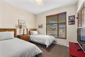 3 bedrooms, Internet, bed sheets - Modern 3 bedroom Open Concept Townhome, Large Balcony with Hot Tub & Sun Peaks Best Views (Sun Peaks)