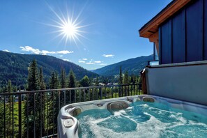 Outdoor spa tub - Modern 3 bedroom Open Concept Townhome, Large Balcony with Hot Tub & Sun Peaks Best Views (Sun Peaks)