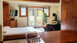 4 bedrooms, iron/ironing board, internet, bed sheets