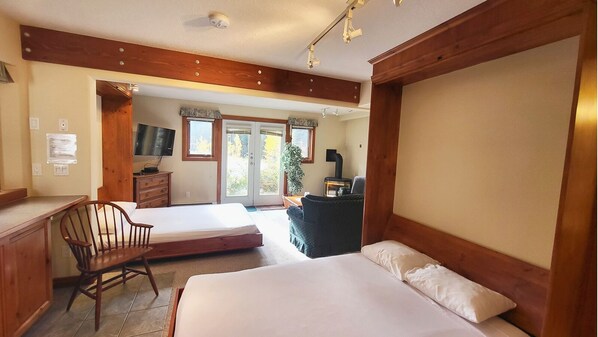 4 bedrooms, iron/ironing board, internet, bed sheets