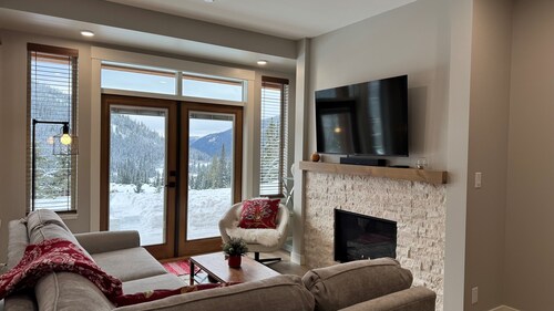 Modern Open Concept 2 bedroom Ski In/Ski Out Bottom Floor Unit!