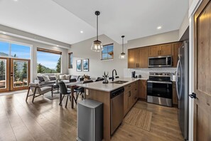 Fridge, microwave, oven, stovetop - Modern Open Concept 3 Bedroom Townhome with Large Private Hot Tub, Prime Ski-In/Out Access and Sun Peaks Best Views (Sun Peaks)