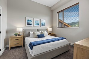 3 quartos, acesso à internet, roupa de cama