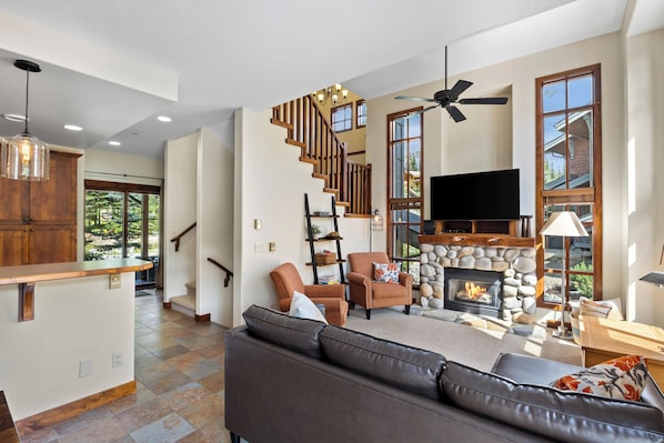 TV, fireplace