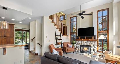 Large & Spacious 4 bedroom Townhome Close to Village and Orient Lift