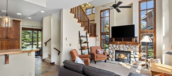 Large & Spacious 4 bedroom Townhome Close to Village and Orient Lift