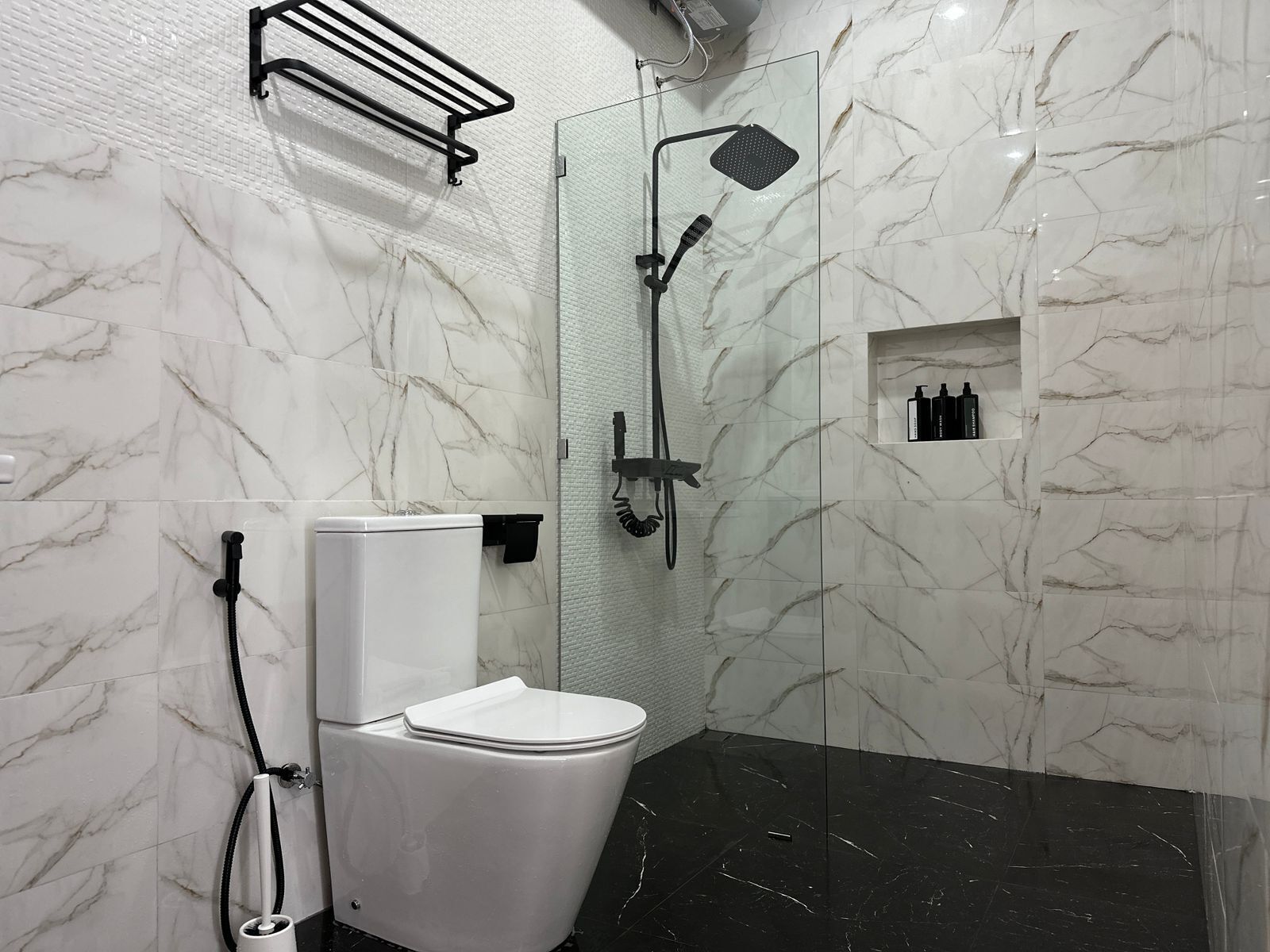 Ducha, secador de pelo, bidet, toallas