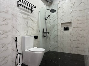 Regadera, secadora de cabello, bidet, toallas 