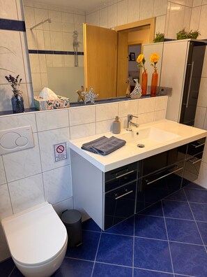 Dusj, toalettartikler (inkludert), hårføner og håndklær