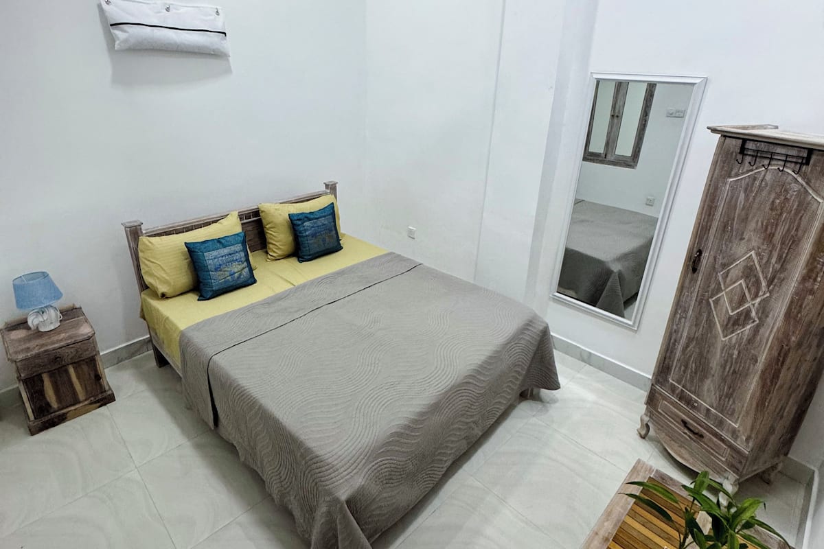Vila família | Escrivaninha, Wi-Fi de cortesia, roupa de cama