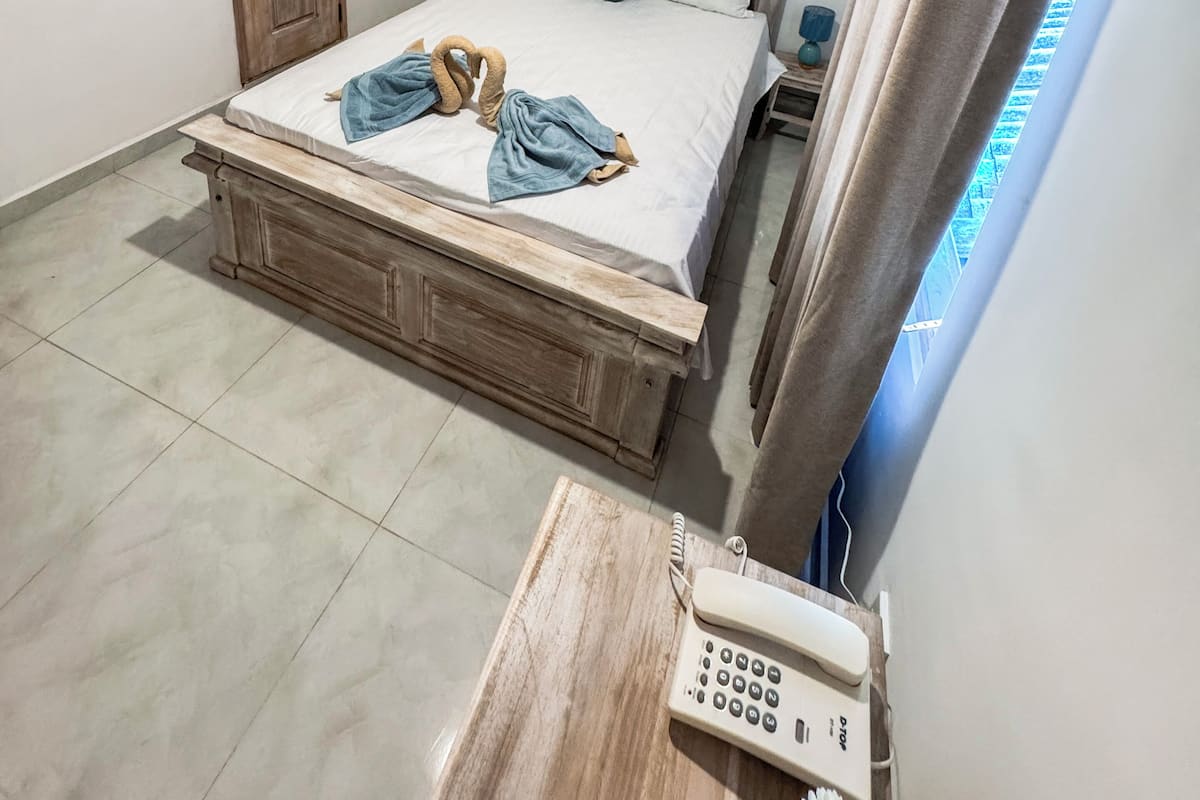 Quarto standard | Escrivaninha, Wi-Fi de cortesia, roupa de cama