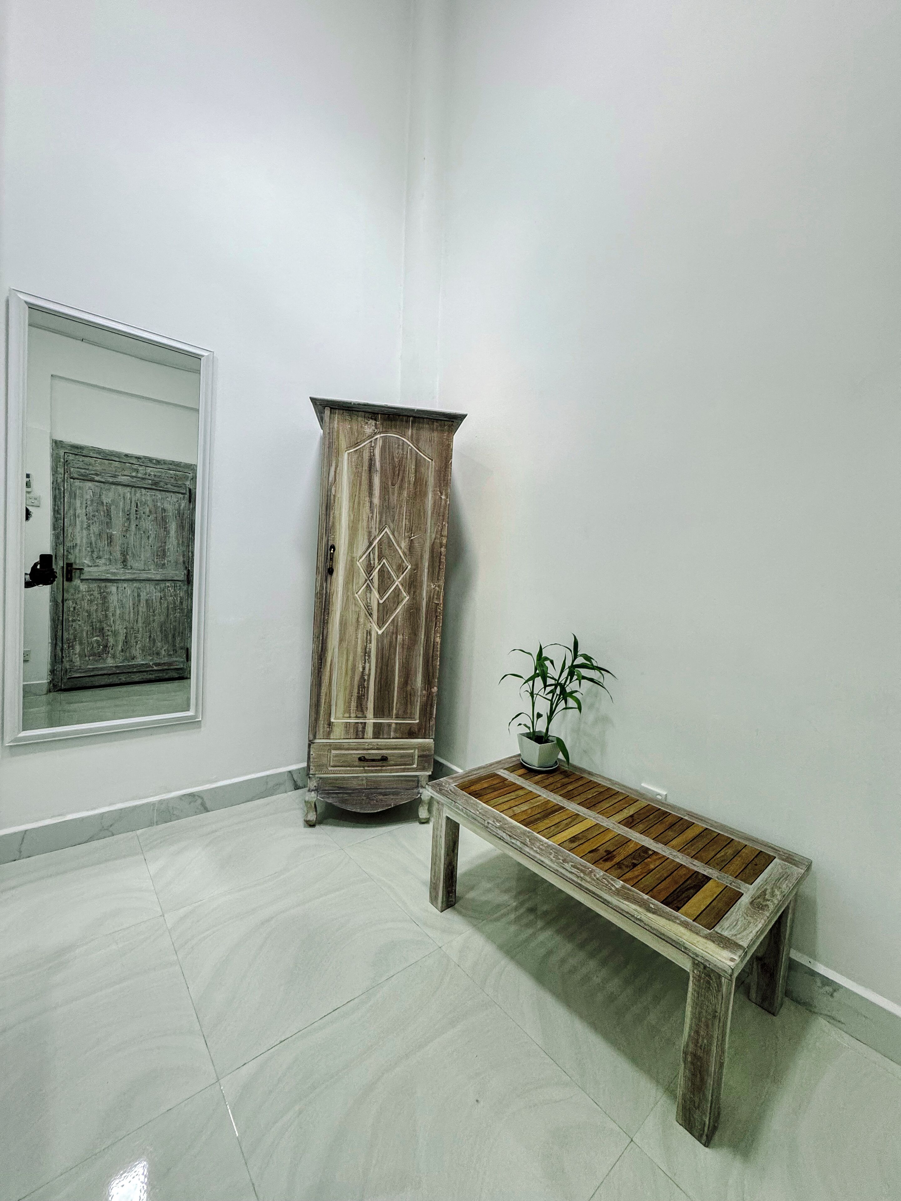 办公桌、免费 WiFi、床单