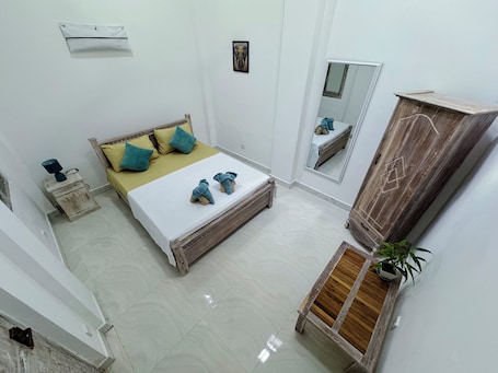 Desk, free WiFi, bed sheets