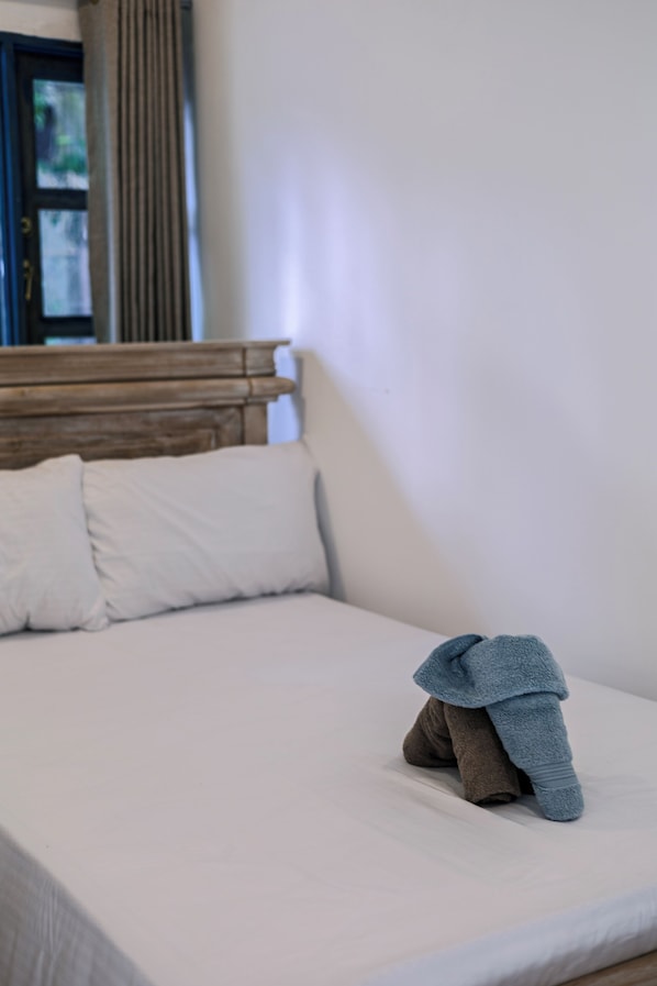 Escritorio, wifi gratis y ropa de cama