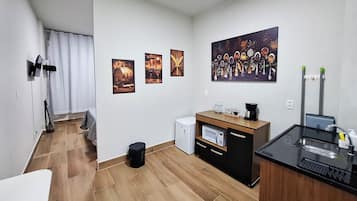 Apartment | Blackout curtains, iron/ironing board, free WiFi