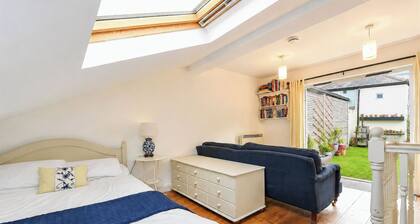 Garden room, central Winchester – self-contained, kitchenette & parking