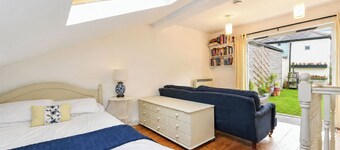 Garden room, central Winchester – self-contained, kitchenette & parking