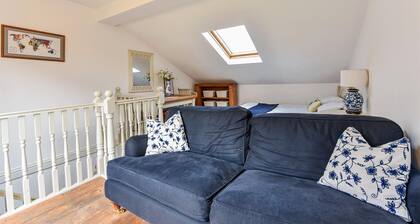 Garden room, free parking, central Winchester