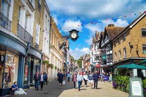A pedestrian street lined with shops and a clock tower. - Garden room, central Winchester – self-contained, kitchenette & parking (Winchester)