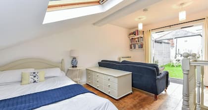 Garden room, central Winchester