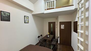 Escritorio, cortinas blackout y tabla de planchar con plancha