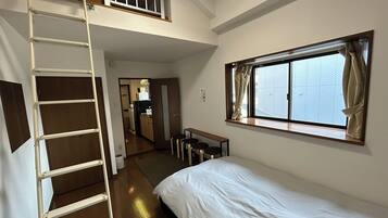 Departamento familiar, para no fumadores, balcón (402) | Escritorio, cortinas blackout y tabla de planchar con plancha
