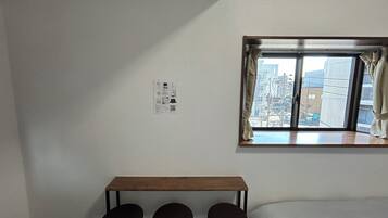 遮光窗帘、熨斗/熨衣板、免费 WiFi