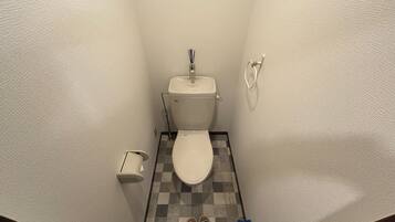 Departamento económico, para no fumadores, balcón (401) | Baño | Tina con regadera, secadora de cabello, toallas, jabón