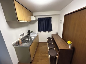 Appartement économique, non-fumeur, balcon (401) | Cuisine privée | Réfrigérateur grande capacité avec congélateur, four à micro-ondes