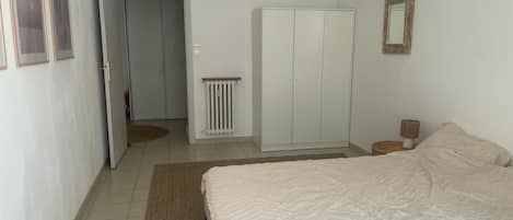 2 chambres, fer et planche à repasser, Wi-Fi, draps fournis