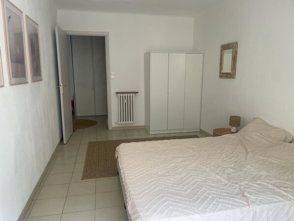 2 chambres, fer et planche à repasser, Wi-Fi, draps fournis