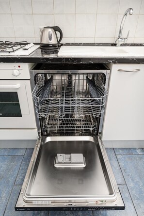 Micro-ondes, four, lave-vaisselle