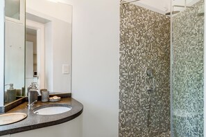 Ducha, secador de pelo, bidé y toallas