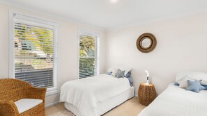 3 bedrooms, desk