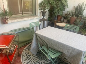 تناول الطعام بالخارج