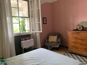 2 عدّة غرف نوم ومكواة/لوح كي وخدمة الإنترنت وملاءات أسرّة