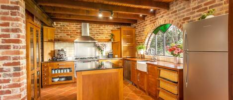 Microwave, oven, dishwasher, coffee/tea maker