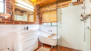 Shower, hair dryer, towels - Cleopatras Enchanted Sanctuary (Palmyra)