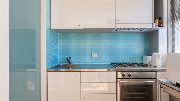 Microondas, horno, cafetera y tetera y tostadora 