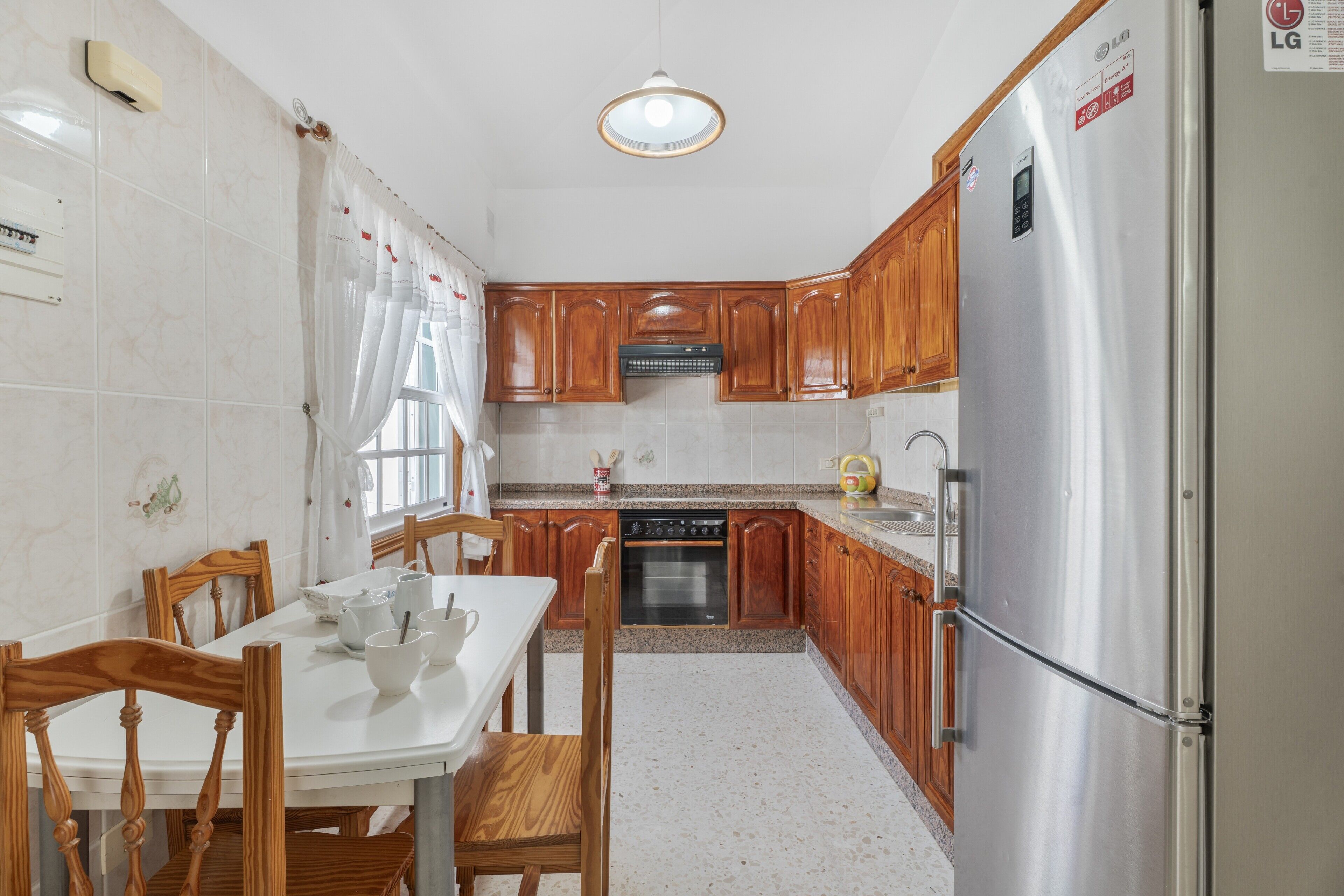 Frigorífico, microondas, horno y placa de cocina