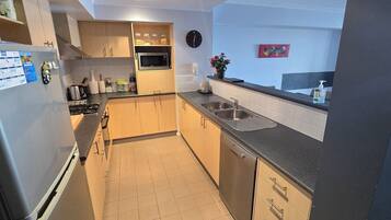 Jääkaappi, mikroaaltouuni, uuni, liesi