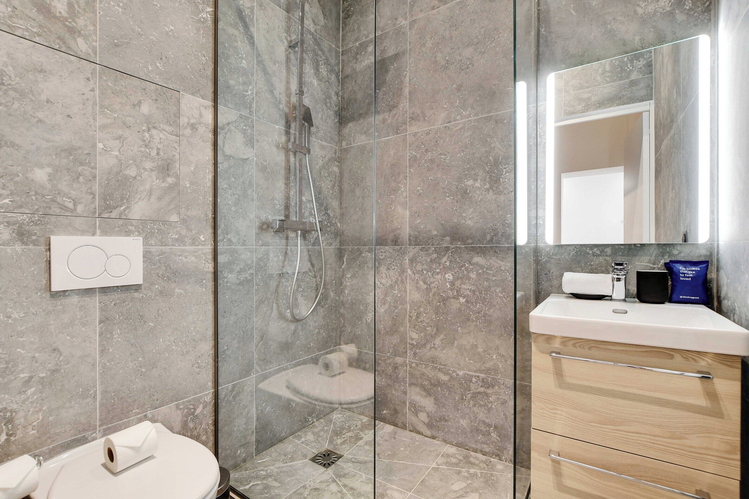 Apartment | Bathroom | Hair dryer, towels, shampoo