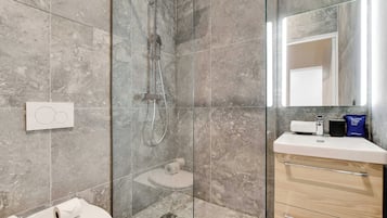Apartment | Bathroom | Hair dryer, towels, shampoo