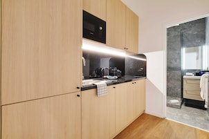 Apartamento | Cozinha privada | Geladeira, micro-ondas, cooktop, cafeteira/chaleira