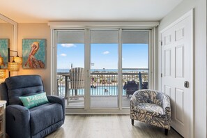 Smart TV, fireplace - NEW Listing! BEACH FRONT with Amazing Ocean & Pool Views! 1st floor easy access! (Destin)